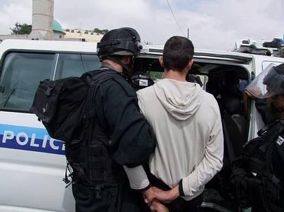 بعدما ثمل وبدأ يشتم أمام الأطفال.. الشرطة تعتقل النجم الشهير!