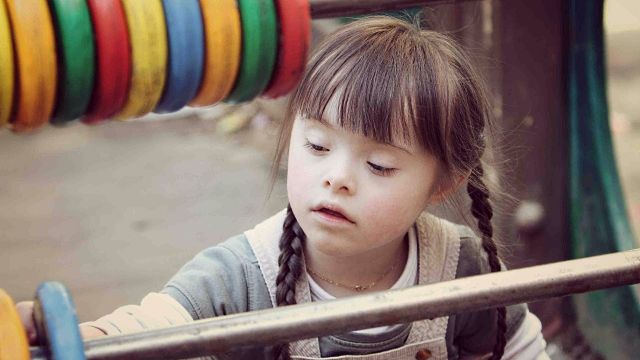 مشاكل كثيرة يواجهها الأطفال ذوي الاحتياجات الخاصة... وكتاب جديد للدكتور سامي ريشا