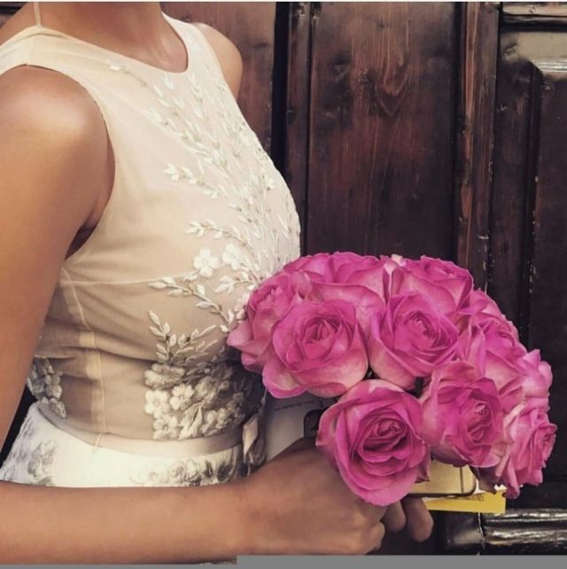 صورة لفستان ريم السعيدي وباقة الورد
