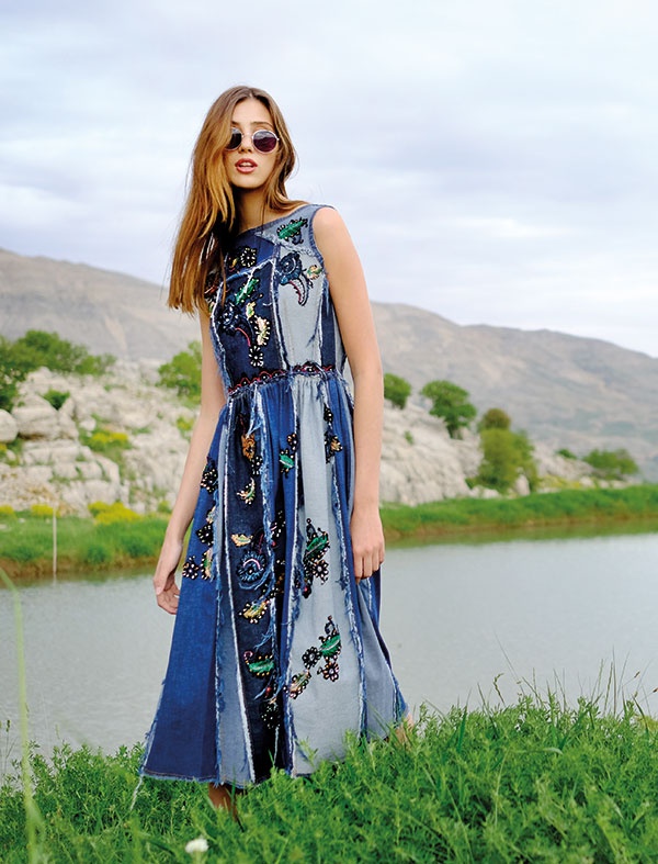•  فستان من Antonio Marras
• نظارات شمسية من Oliver People
