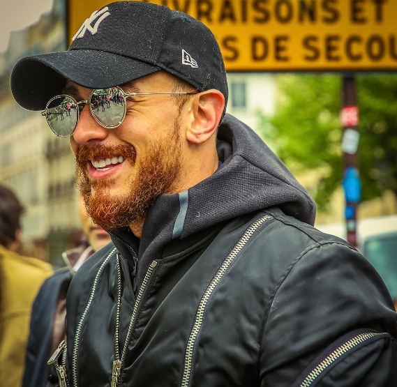 بالصور - سعد لمجرد بلوك جديد ومفاجئ خلال إقامته الجبرية في فرنسا