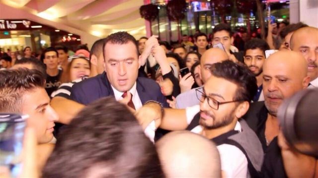 بالصور - نجم عربي يتهم تامر حسني بشراء المعجبات... بالوثائق!