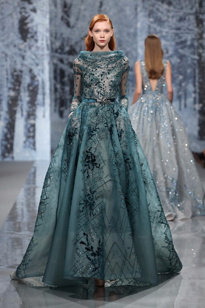 مجموعة زياد نكد لخريف وشتاء 2017 – 2018 للأزياء الراقية تجسد رومانسية حالمة من خلال جاذبية التناقضات