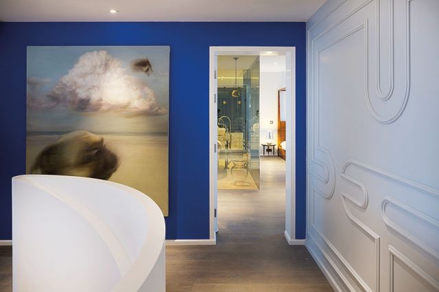 اللون الأزرق حاضر في المكان لخاصيته المهدّئة