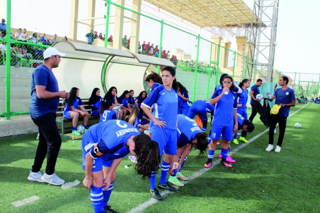 تحدّين العقبات ونظرات الآخرين: فتيات في ملاعب كرة القدم