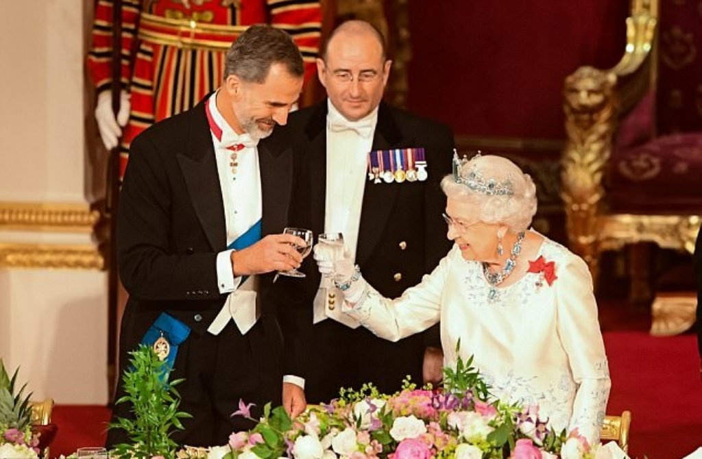 كتاب يفضح أسرار الحياة الحميمة لملك إسبانيا... 5000 عشيقة وخيانات وهذا ما فعله مع الأميرة ديانا