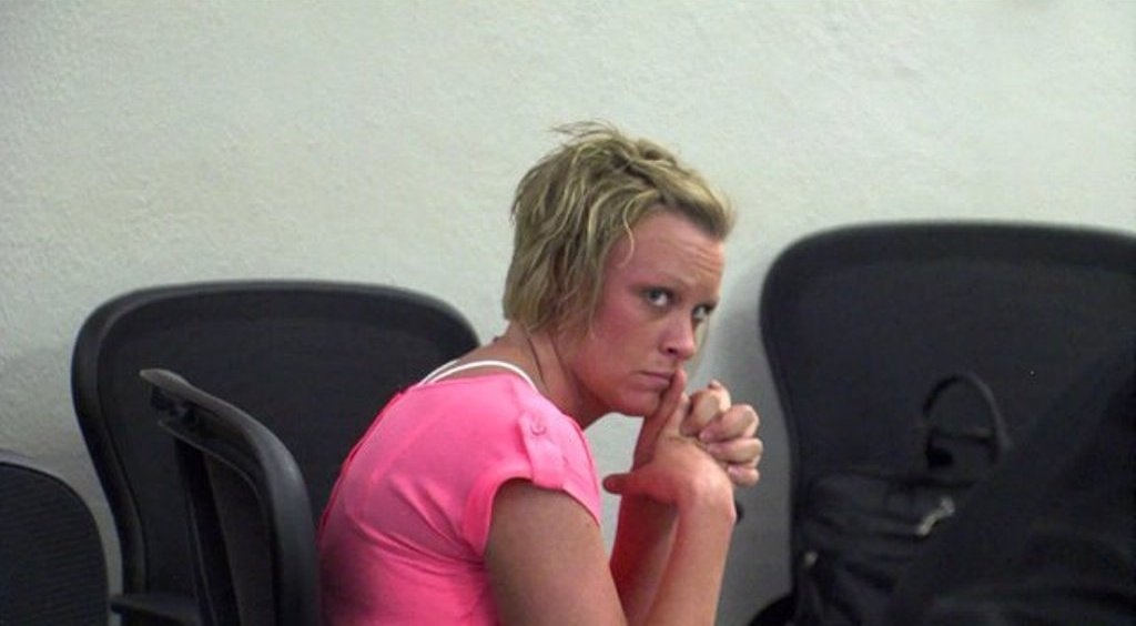 بالفيديو- شكّ بسلوك مربية طفليه فوضع كاميرا خفية... وما اكتشفه جريمة حقيقية