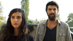 صور جديدة من جنازة والدة وشقيقة نجمة "العشق الأسود".. شاهدوا بكاء توبا بويوكستون