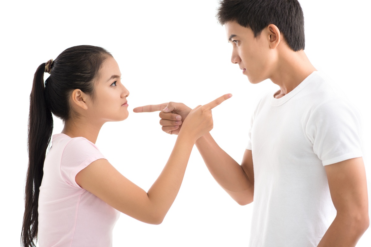 بالفيديو- رجل يعاقب زوجته بإلقائها من الشرفة... وما حدث بعد ذلك سيدهشكم