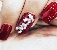 خاص لها- من الفنانة التي كتبت اسم أحمد سعد على أظافرها؟