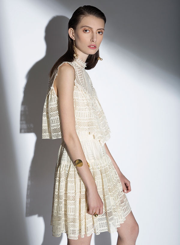 ألوان حيادية، مع لمسة خردلية والقليل من الظلال المرجانية لصيف بسيط وأنيق...