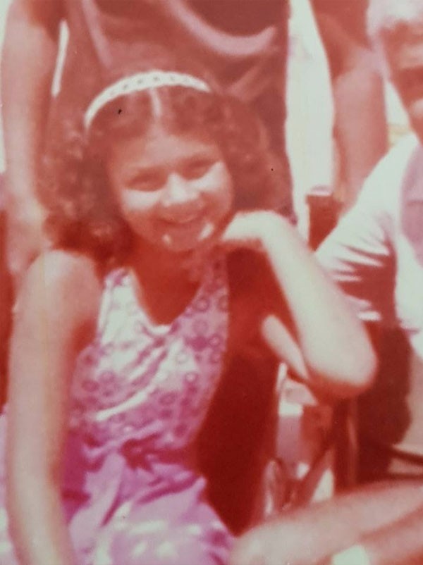 بالصور - أي نجمة جميلة أصبحت هذه الطفلة؟ شاهدوا كيف أصبحت في مراهقتها