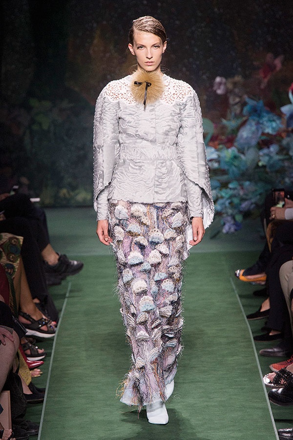 بالصور- عرض أزياء Fendi للأزياء الراقية