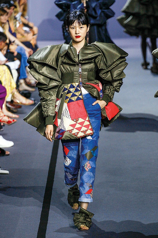 بالصور- عرض أزياء Viktor & Rolf
للأزياء الراقية