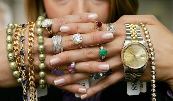 بالصور - نجمة شهيرة تطلب مساعدة جمهورها بعدما خسرت مجوهراتها.. إليكم التفاصيل