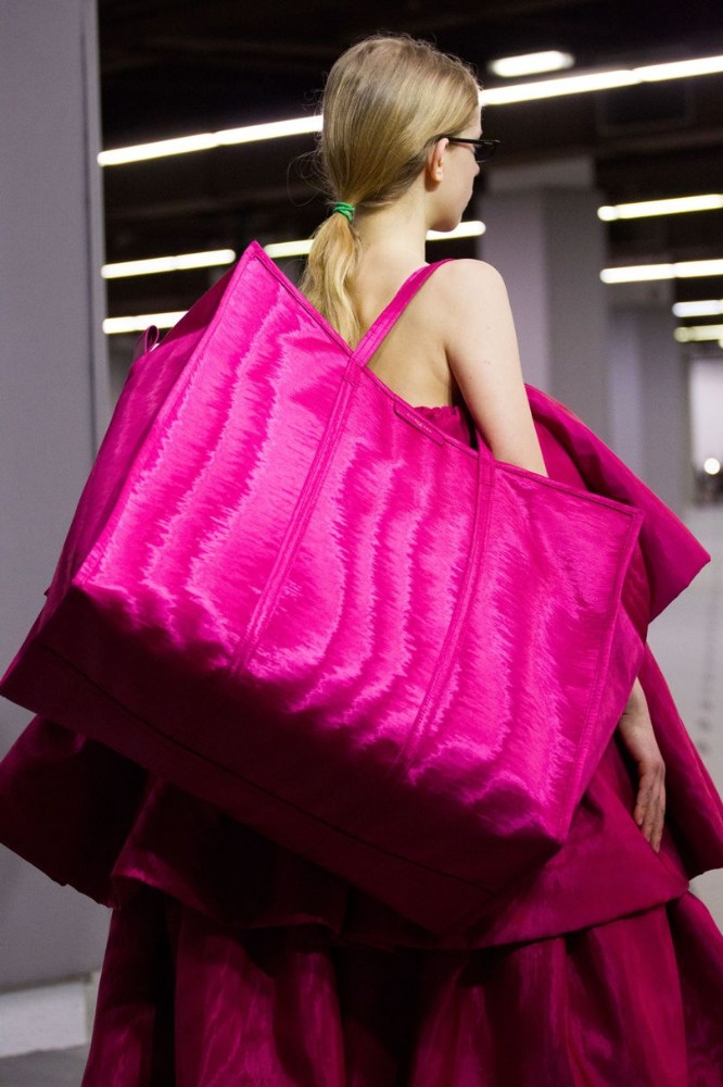 بالصور- هذه الحقائب هي الرائجة لخريف وشتاء 2017... احمليها حتى لو كنت قصيرة القامة