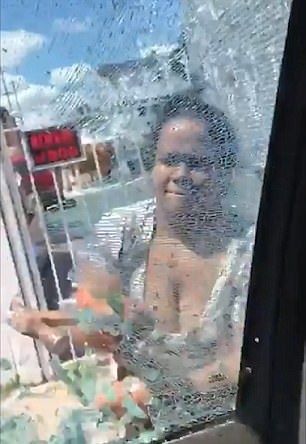 فيديو صادم - حطّمت سيارة زوجها بينما كان ولداها بالداخل.. وما فعلته أخيراً مفاجئ!!