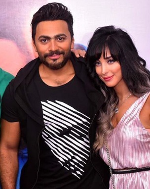 بالفيديو - تامر حسني يعتذر من زوجته بسمة بوسل مباشرةً على الهواء.. فما السبب؟
