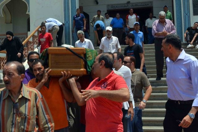 بالصور.. عزت العلايلي  يشيع جثمان زوجته