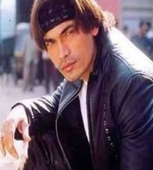 بالصور - هذا ليس عمرو دياب...تعرّفوا إلى شبيهه الأول بشكل عجيب!