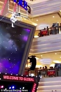 بالفيديو - لحظة سقوط راقصة من أرجوحة أثناء العرض!