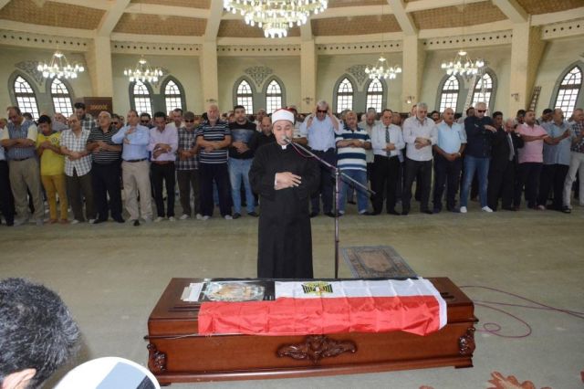 بالصور - النجمات يجهشن بالبكاء في جنازة عمرو سمير.. وهذه حالة والدته المأساوية