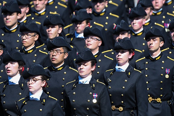 عسكريات في العرض