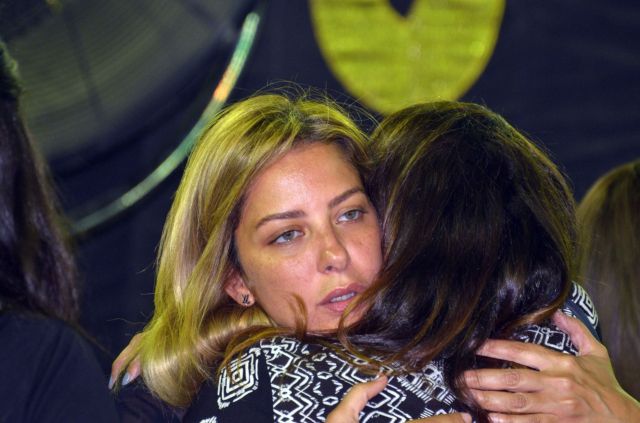 بالصور - لماذا استعانت ريم مصطفى بحراس في عزاء والدها؟