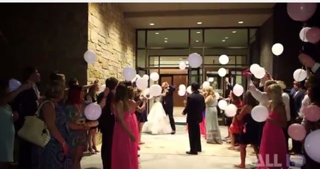 بالفيديو - لحظة سقوط عروسين من سيارة الزفة بطريقة غريبة!