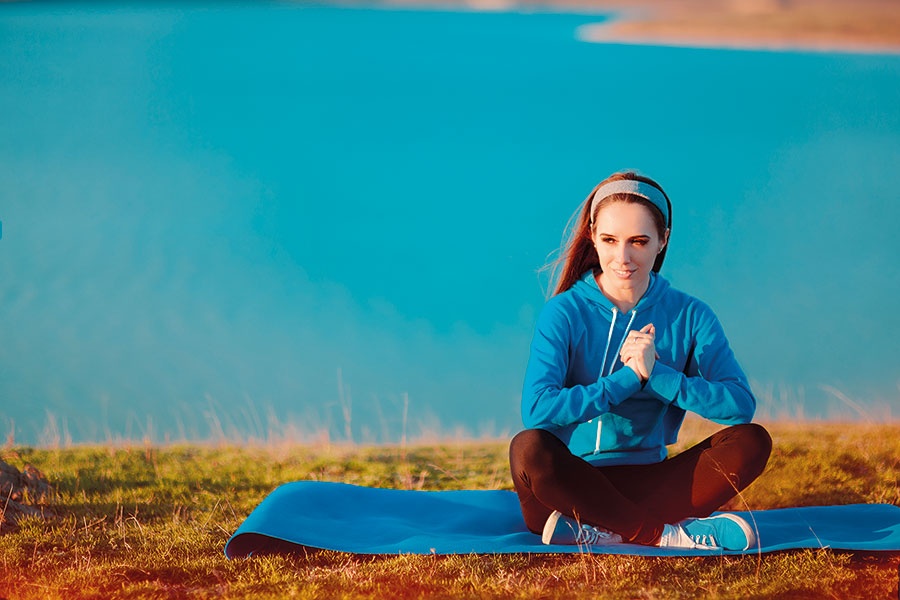 يوغا جديدة تخلّصك من الاكتئاب والتوتر: الضحك بدون سبب ليس قلّة أدب