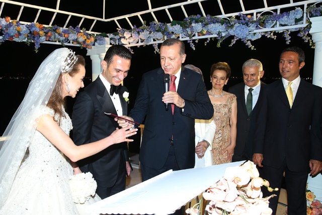 غوكسي أتاكاس عروس متألقة في فستان من تصميم زهير مراد