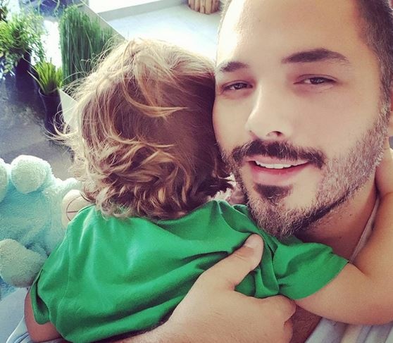 فيديو يجمع رامي عياش بابنه.. شاهدوا رد فعله بعدما ضربه!