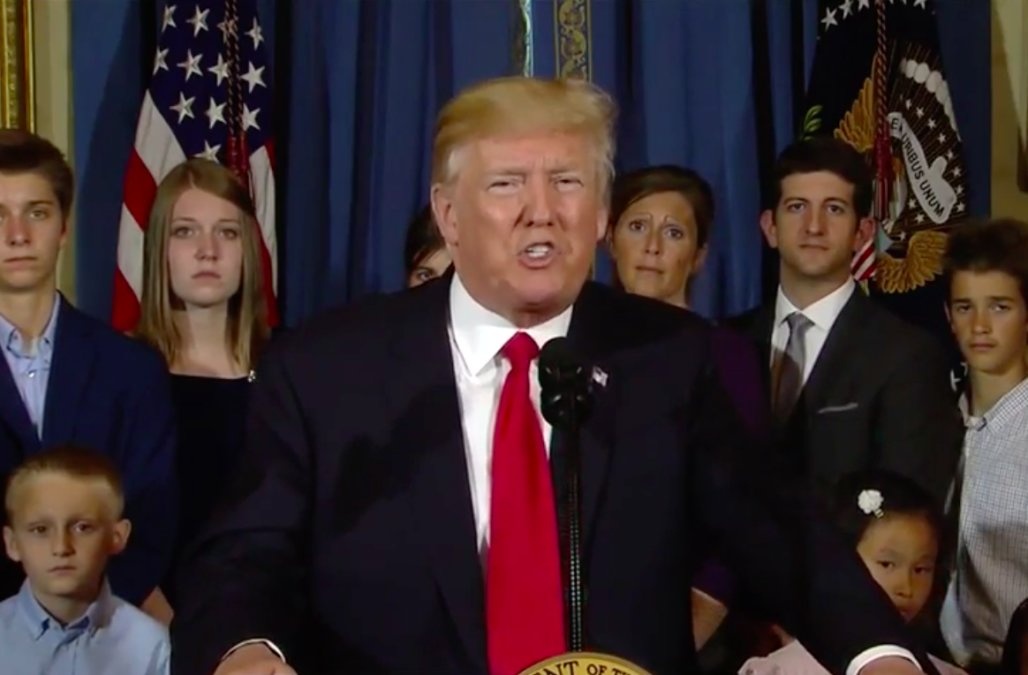 بالفيديو – حاجبا هذه المرأة يسرقان الأضواء من خطاب دونالد ترامب... غرابتهما أشعلت كل المواقع