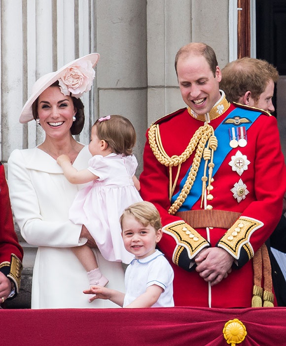 بالصورة - وثيقة ولادة الأمير جورج تشغل العالم.. وما علاقة كايت ميدلتون؟