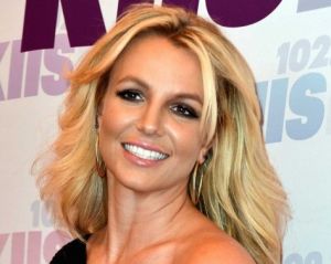 بالصور - لن تصدقوا بكم ستعرض مظلة بريتني سبيرز في المزاد.. مبلغ خيالي!