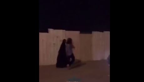 بالفيديو - قضية تهزّ المملكة.. شباب يتحرشون بفتاتين وهذا ردّ شرطة الرياض!