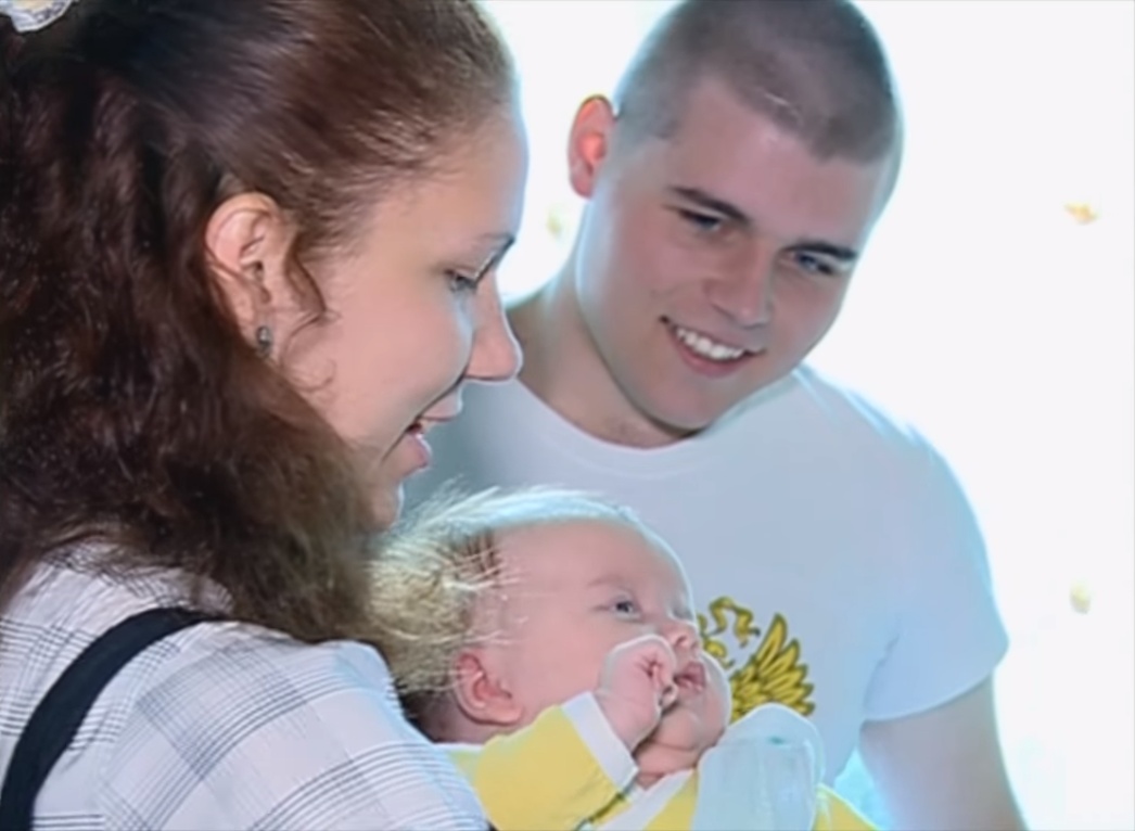 تركتها أمها في الغابة لتأكلها الحشرات... وما حدث لهذه الطفلة بعد ذلك مذهل فعلاً