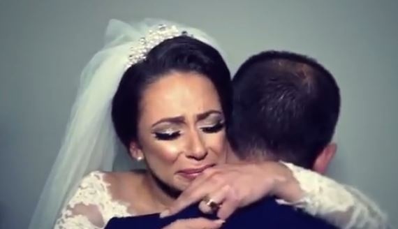فيديو مؤثر لعروس تنهار من البكاء لحظة وداع أسرتها
