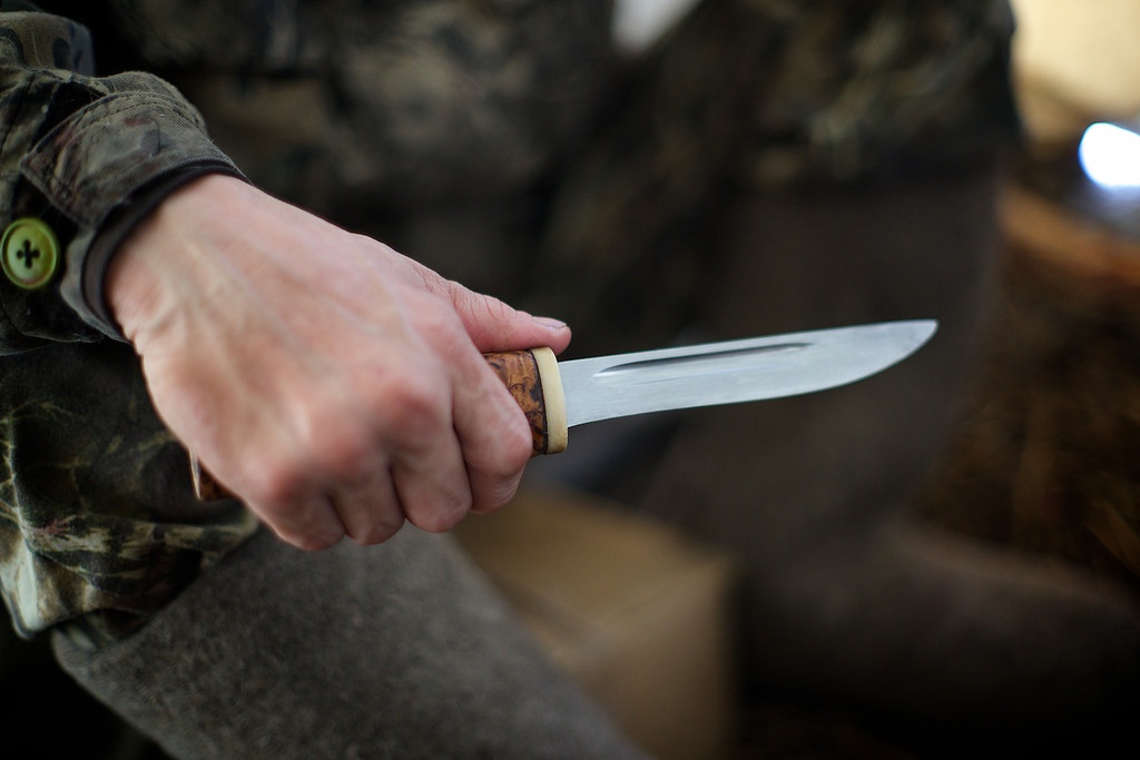 بالفيديو - مصري يقتل زوجته اللبنانية بعدة طعنات في الكويت... شاهدوا انهياره أثناء تسليم نفسه للشرطة