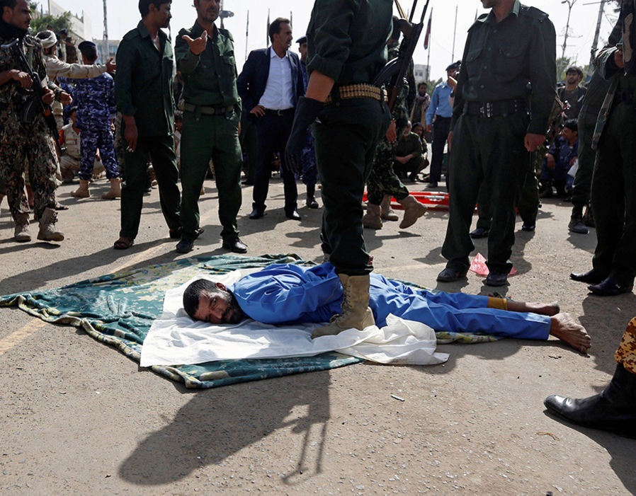 انتشار فيديو مروع للحظة إعدام مغتصب الطفلة اليمنية رنا... شاهدوا الفيديو