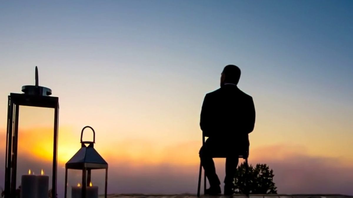 همس- رجل مائل