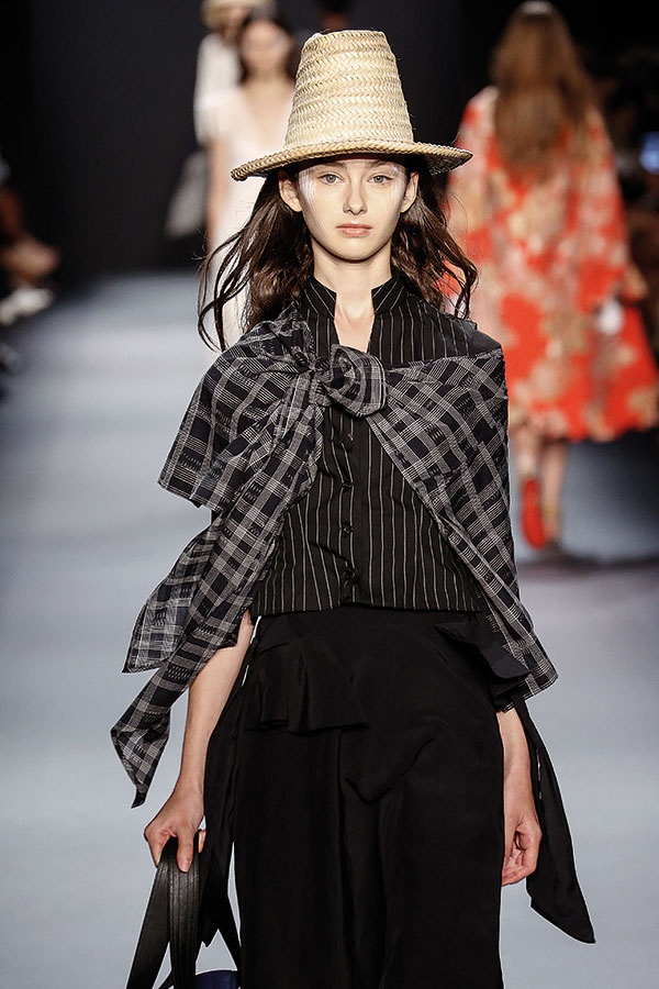 تألقي بأكسسوارات من القش