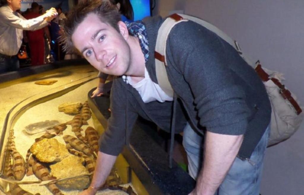 جريمة مخيفة - قتل والدته طعناً وخنقاً وانتظر شقيقيه قرب جثتها... وما فعله بهما يفوق التصور