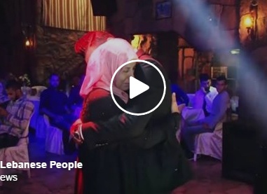 فيديو مؤثر - عريس يترك عروسه ليرقص مع امرأة أخرى... هويتها تشغل الحضور!!