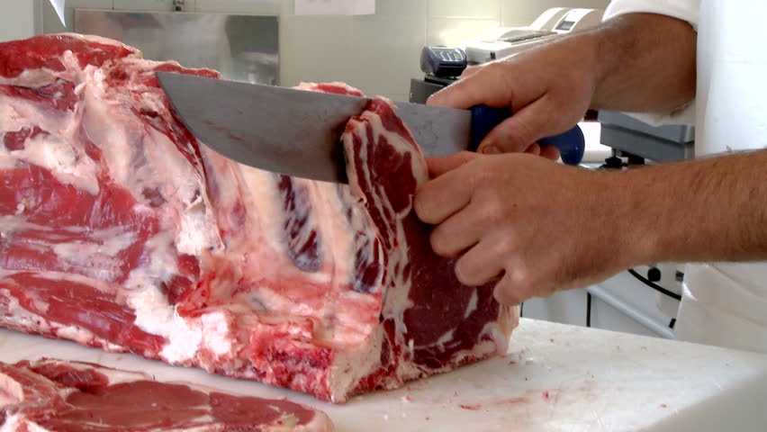 بالفيديو - دراكولا في مصر يعتدي جنسياً على الحيوانات قبل ذبحها وأكلها... إليكم قصتّه المرعبة