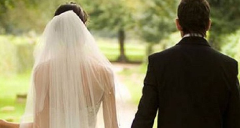 بالصور - عروسان يستقلّان 