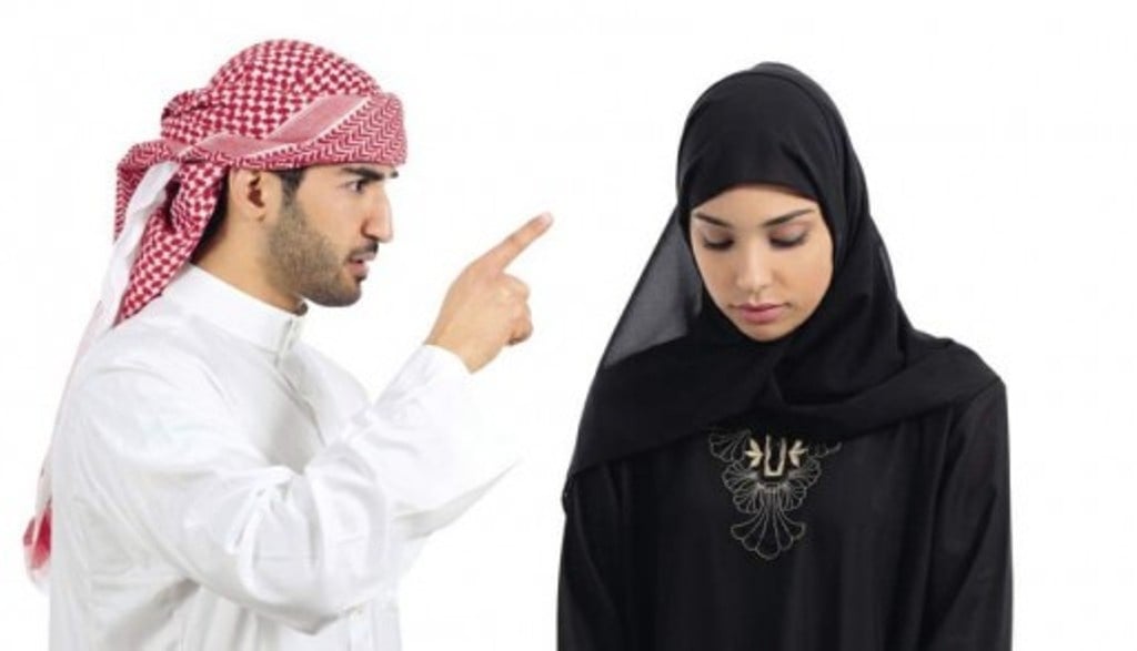 حكم غير مسبوق على خليجي بسبب بصقه على زوجته... هذا ما عليه القيام به