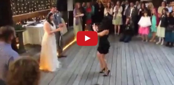 بالفيديو - شاهدوا كيف حاولت هذه الشابة احراج العروس برقصها... ورد الأخيرة يشعل الشبكات!