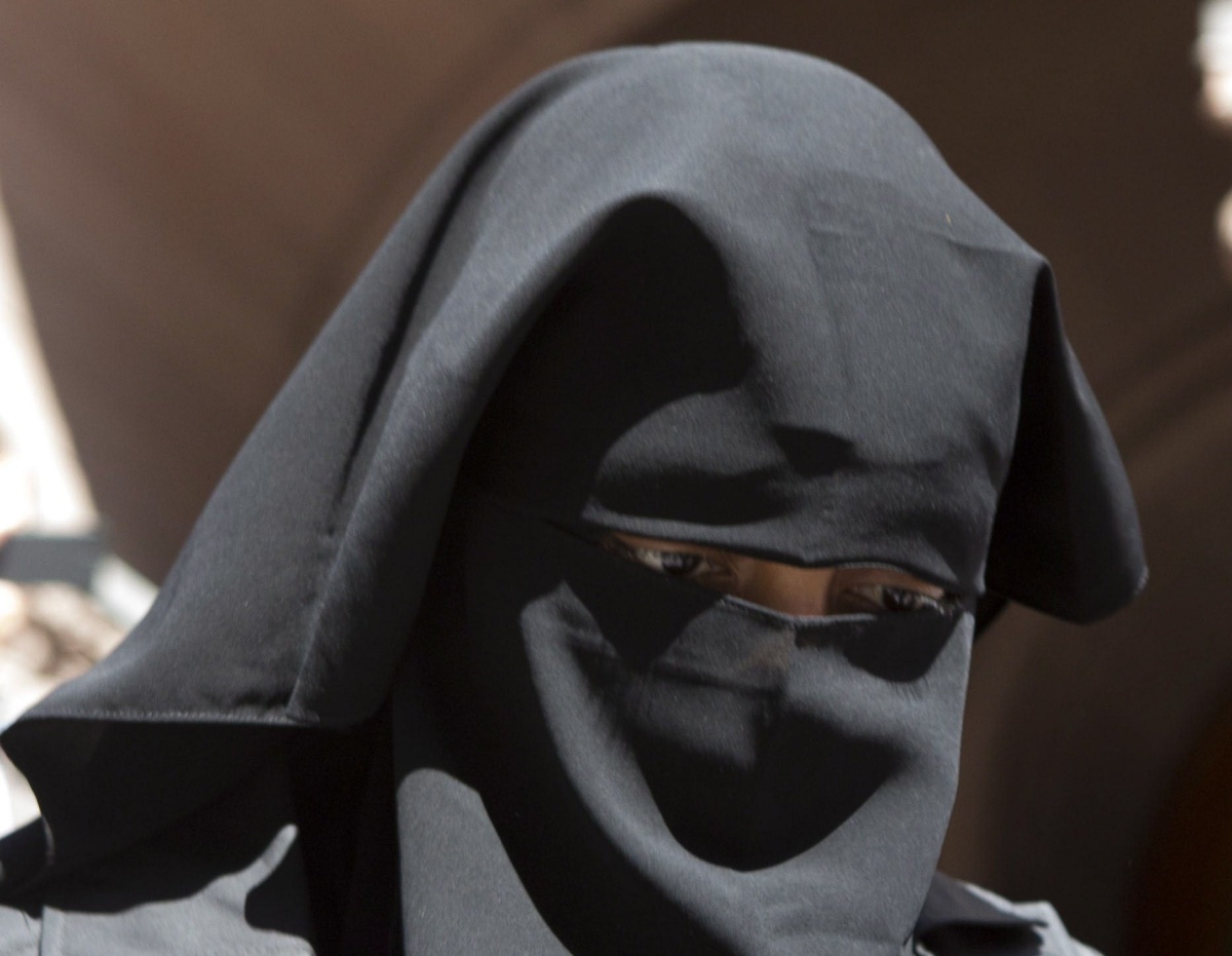 فيديو- بريطانية تهاجم امرأة منقبة وتصفها بالمقززة والصندوق المربع اللعين... شاهدوا ردة فعل الزوج التي حصدت إعجاب الملايين