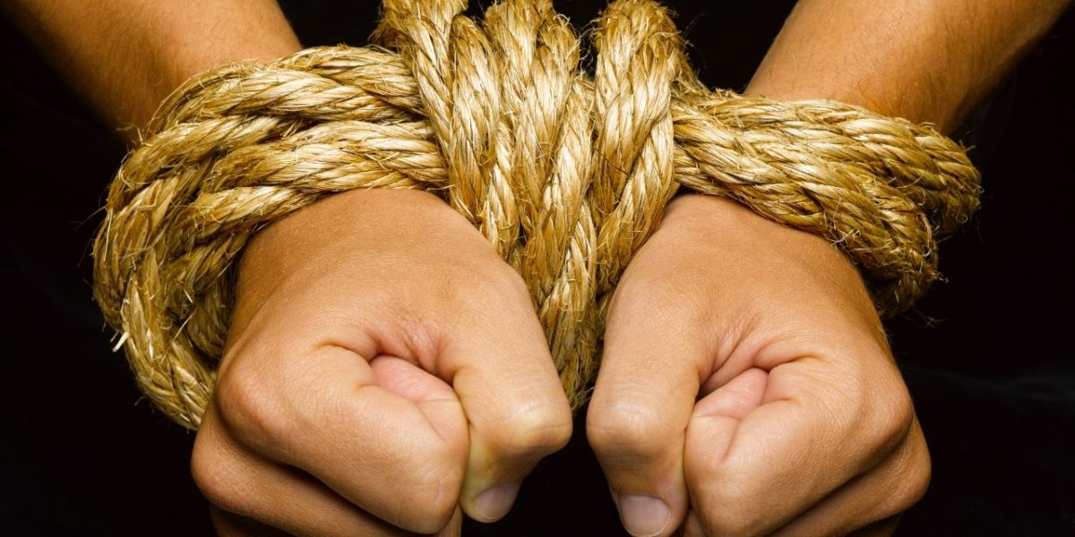 في مصر- قيّدوا يديه وقدميه وغطوا رأسه بكيس وسادة... هكذا قتل 5 أطفال رجلاً سبعينياً من دون رحمة